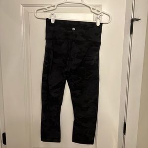 Lululemon camo wunder under. 21 inch size 6
